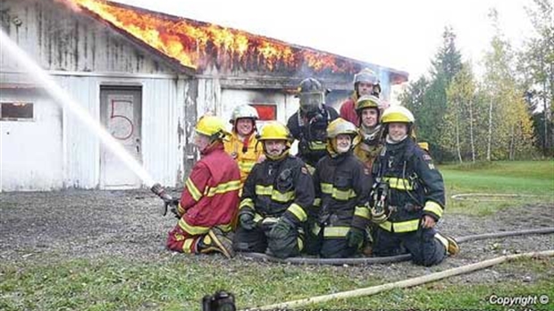 Quatorze pompiers en formation s’entraînent dans un bâtiment incendié à Saint-Odilon