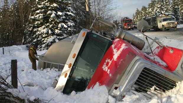 Un camionneur prend le fossé à Saint-Martin