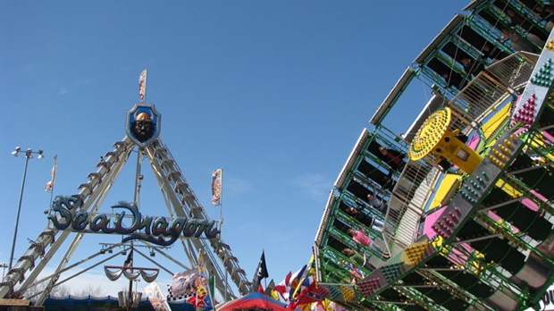 Une exhibitionniste se montre les seins à Beauce Carnaval