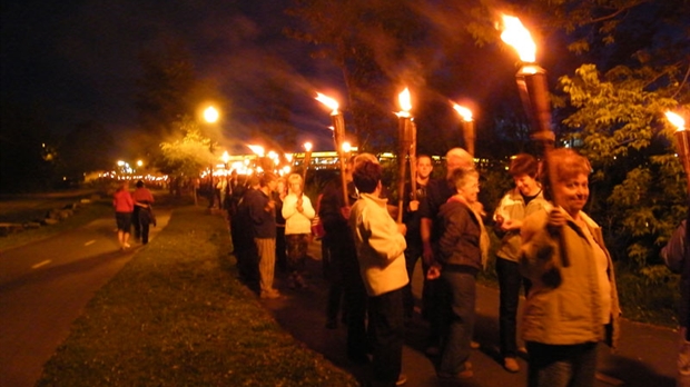 300 flambeaux illuminent les passerelles