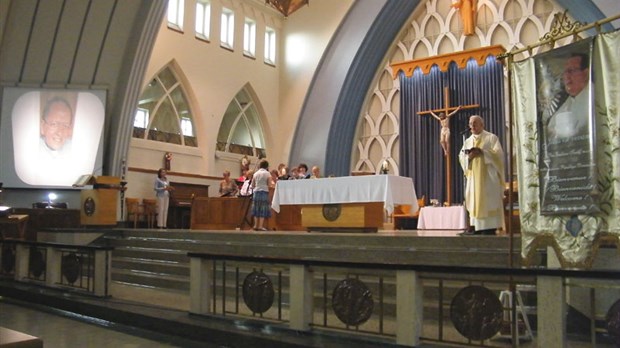 Messe en l'honneur d'un grand homme religieux à l'église l'Assomption