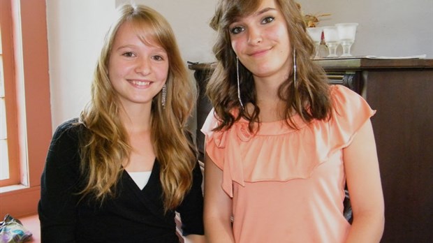 Deux jeunes musiciennes enchantent l'église de Saint-Paul de Cumberland