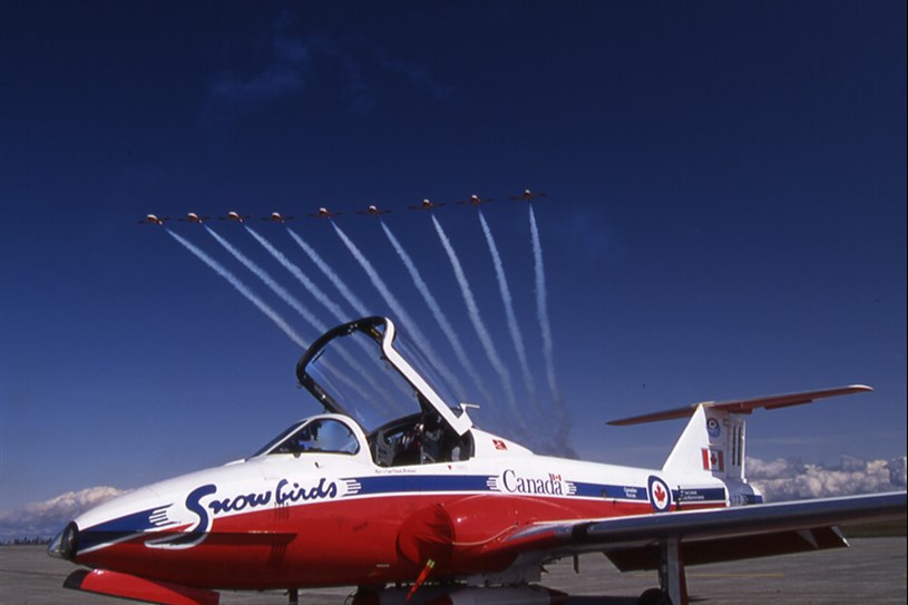 Des Snowbirds et un astronaute dans le ciel de la Beauce