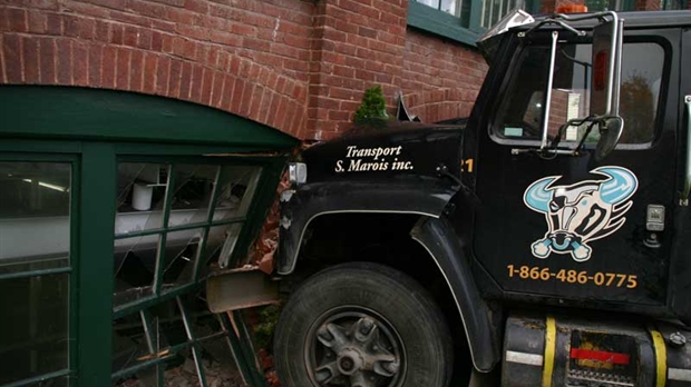 Un camion enfonce un mur chez Tapis Venture