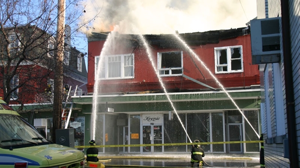 Un immeuble ravagé par les flammes à Saint-Georges