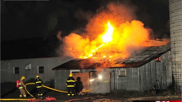 Une ferme ravagée par le feu à Sainte-Hénédine