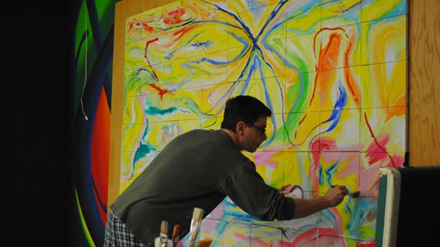 Un tableau géant d’Harold Gilbert peint devant les étudiants du Cégep