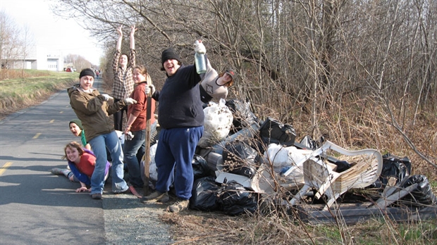 Huit jeunes ont nettoyé le Domaine Taschereau à Sainte-Marie