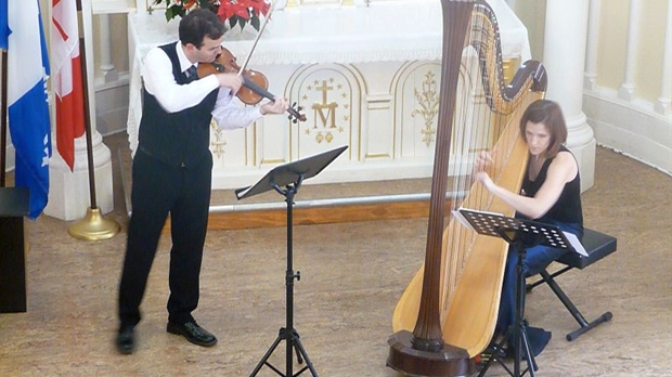 Harpe et violon font vibrer la chapelle