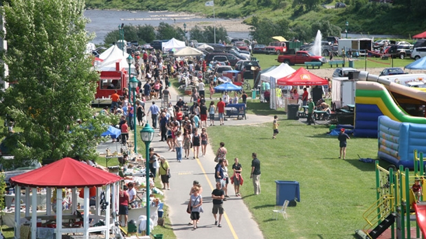 L’île Ronde et la ville de Beauceville bondée de gens