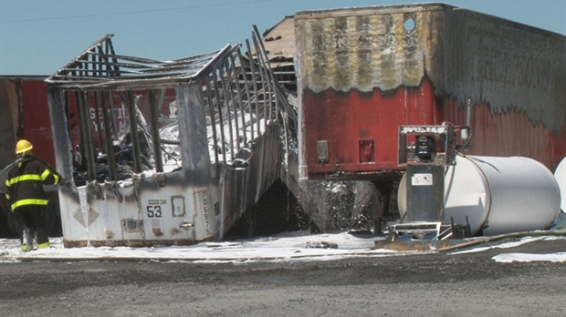 Un incendie détruit deux remorques servant à l'entreposage chez Royal Mat de Beauceville