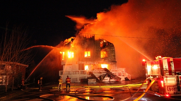 La salle communautaire de St-Honoré est la proie des flammes