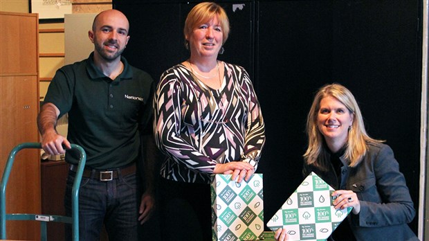 Cascades remet 1,5 million de feuilles de papier aux organismes d’alphabétisation du Québec