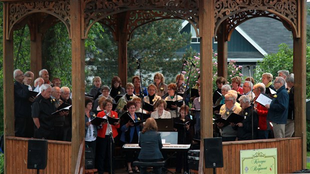 La chorale de la FADOQ ouvre la saison des Récitals d’été georgien sous la pluie