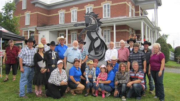 Un cheval noir vous accueille à Saint-Victor