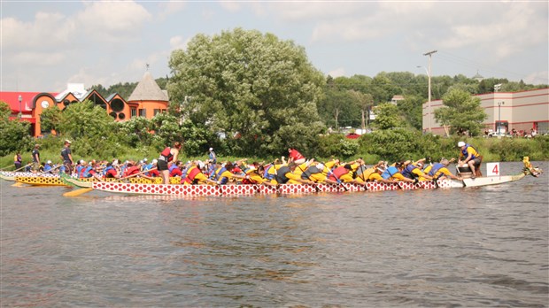 Course de bateaux-dragons: intense et spectaculaire!