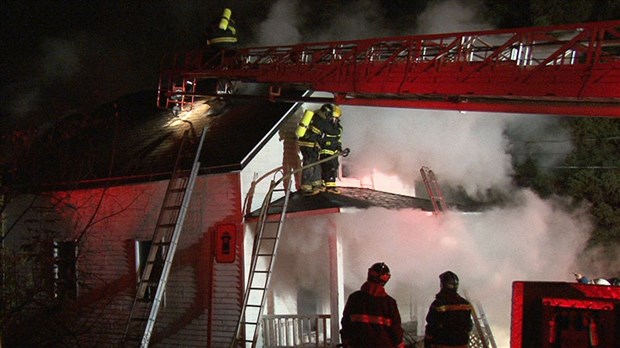 EN BREF | Une résidence ravagée par les flammes