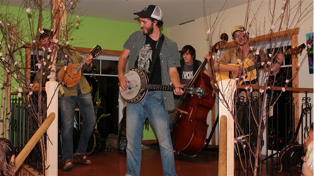 Un spectacle intime et acoustique improvisé mais réussi pour Dylan Perron et Elixir de Gumbo