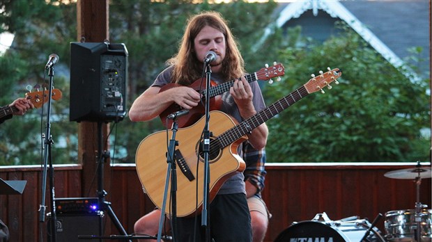 Pierre-Hervé Goulet tout en chanson et en humour à l'Arboretum de Saint-Georges