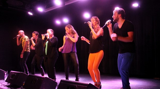 Spectacle énergique et coloré par le groupe « The Rainbows »