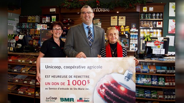 Unicoop remet 1 000 $ de denrées au Service d'entraide de Sainte-Marie