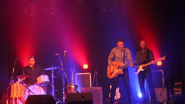 Un vibrant spectacle avec le chanteur et guitariste Jordan Officer