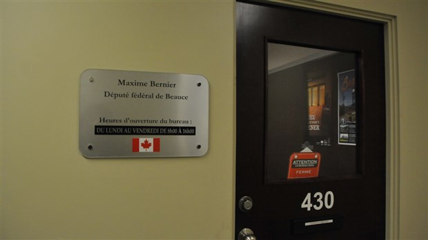 Une enveloppe contenant de la poudre blanche découverte au bureau de Maxime Bernier