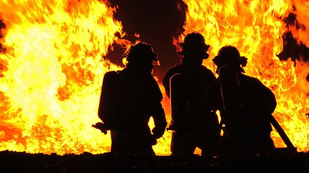 Une résidence en proie des flammes à Saint-Jules