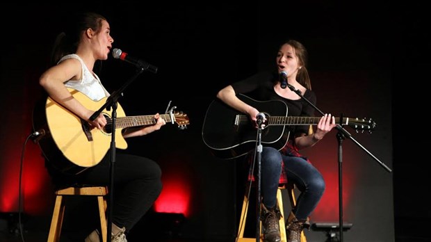 Rosalie Gilbert et Andréanne Simard remportent la finale locale de Secondaire en spectacle