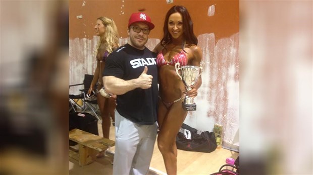 Jody Poulin termine deuxième au Championnat APQ Quebec Open de l'Est en bikini fitness