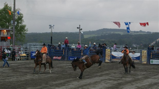 Le rodéo et les Cajuns en mettent plein la vue aux festivaliers à Saint-Victor