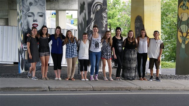 Les artistes de la rue exposent leurs oeuvres sous le viaduc Josaphat-Poulin