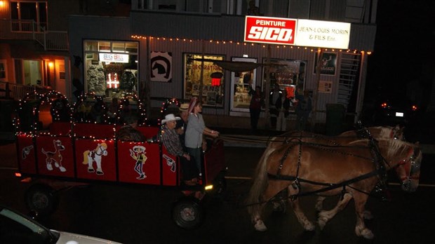 Quelques centaines de personnes assistent à la parade des chars et des chevaux illuminés à Nashville en Beauce