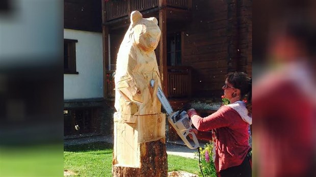 Une sculpteure atypique en action au Moulin La Lorraine