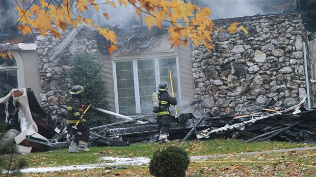 La résidence de Roch Lessard complètement détruite par les flammes le jour de la mort de son premier propriétaire, Charles-Auguste Thibaudeau