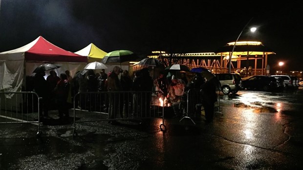 Plus de 80 personnes bravent la pluie pour participer à la huitième édition de la nuit des sans-abri