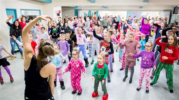 Les apprentis danseurs de Manigance fêtent Noël à Sainte-Marie