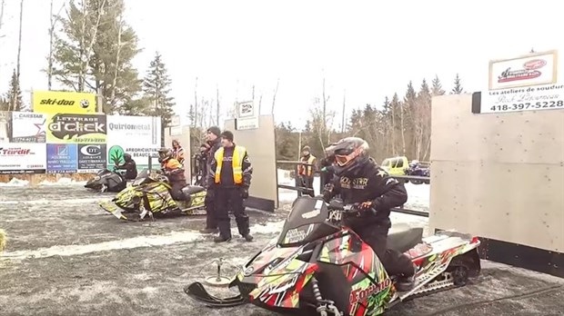 Norman DeLessard présente une vidéo sur la course d'accélération de motoneige