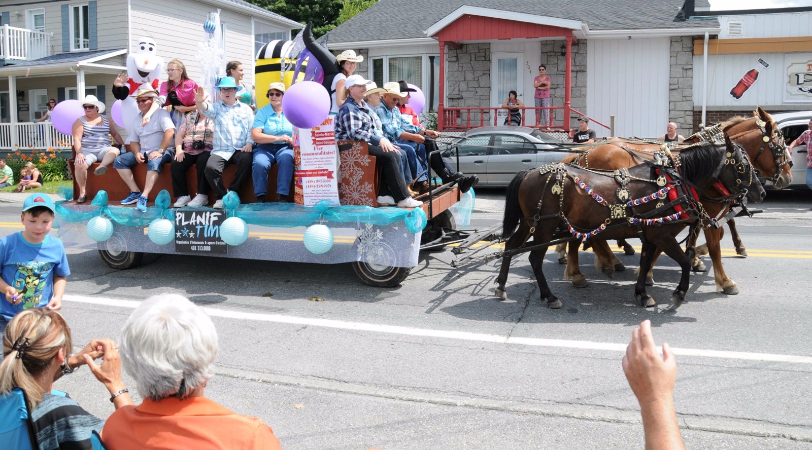 Images De La Grande Parade De La 38e édition Des Festivités Western De Saint Victor 