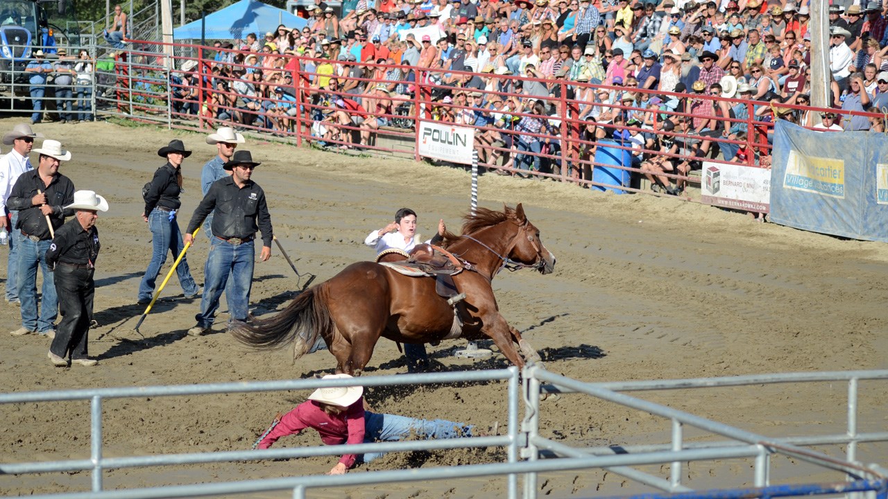 Des Estrades Pleines Pour La Finale Du Rodéo Des Festivités Western De Saint Victor 