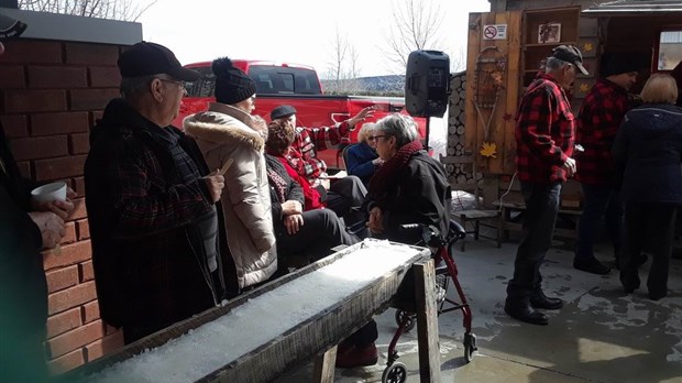 Normand DeLessard présente la cabane à sucre du Manoir du Quartier