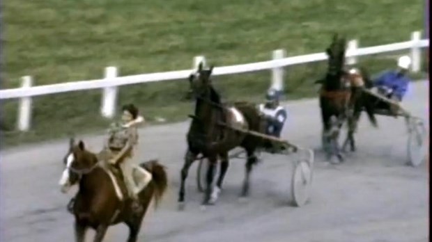 Normand DeLessard présente une course de chevaux à Saint-Georges en 1987