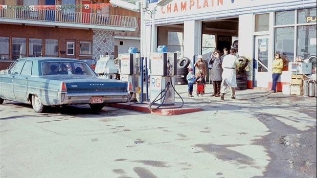 Normand DeLessard présente des souvenirs du garage Champlain de Saint-Georges