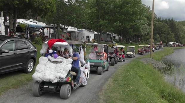 Normand DeLessard présente la parade de Noël du camping la Vallée beauceronne 