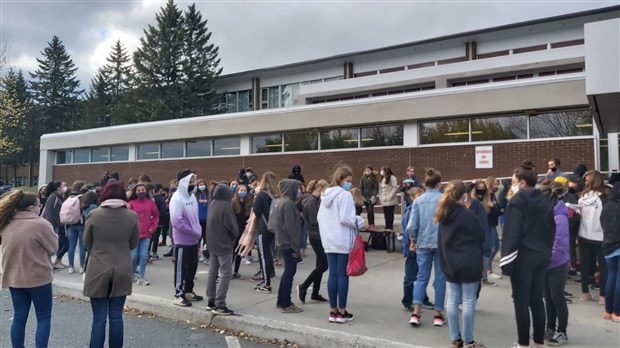 Des élèves des Deux-Rives manifestent contre les mesures sanitaires en milieu scolaire