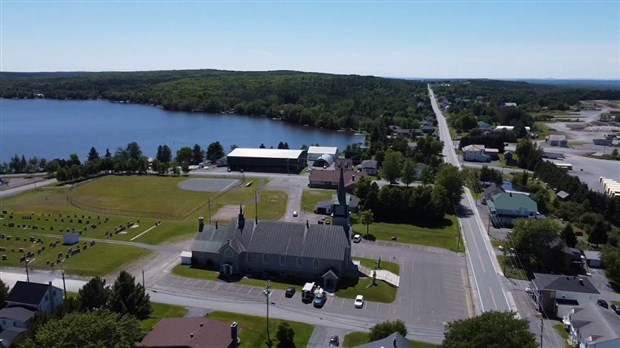 Normand DeLessard présente une vue aérienne de Sainte-Aurélie