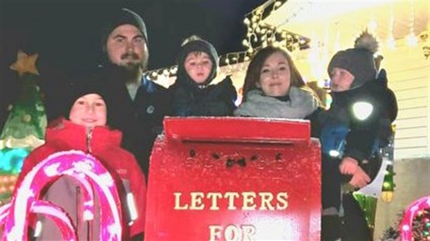 Une famille installe une véritable boîte aux lettres du Père Noël à Saint-Côme-Linière