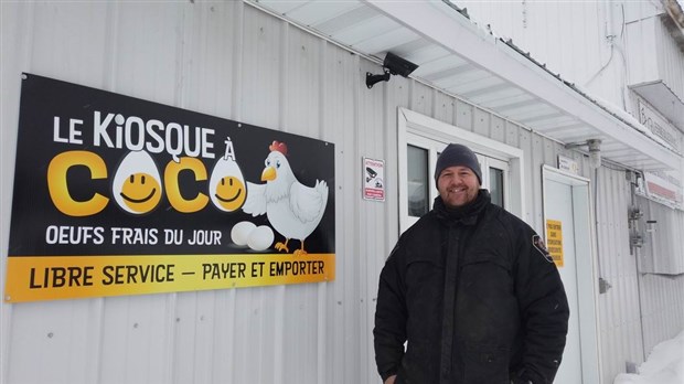 Normand DeLessard présente le kiosque à Coco