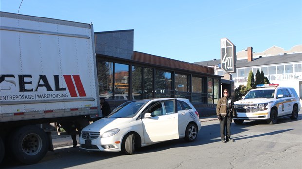 Collision entre une voiture et un camion lourd à Saint-Georges