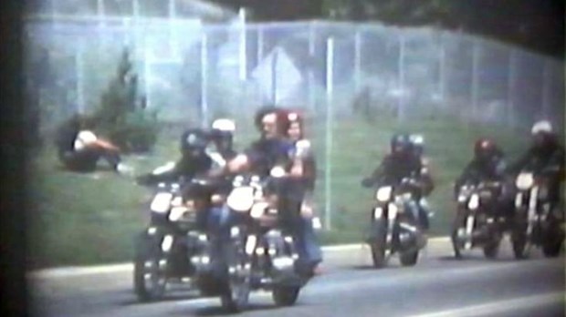 Normand DeLessard présente la parade de motos des Métêques en 1977